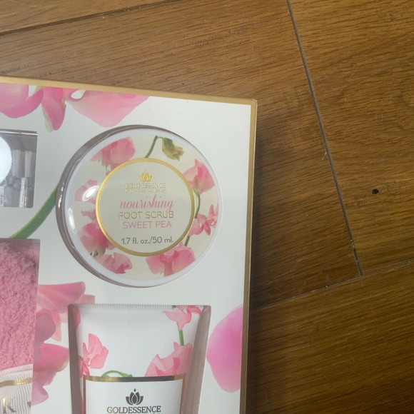 Goldessence Bath & Body Foot Therapy Set Sweet Pea (Socks, Scrub, Lotion & Brush - Picture 3 of 8
